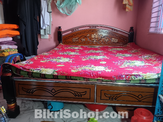 পাঁচ হাত ছয় হাত একটি খাট বিক্রি করা হবে